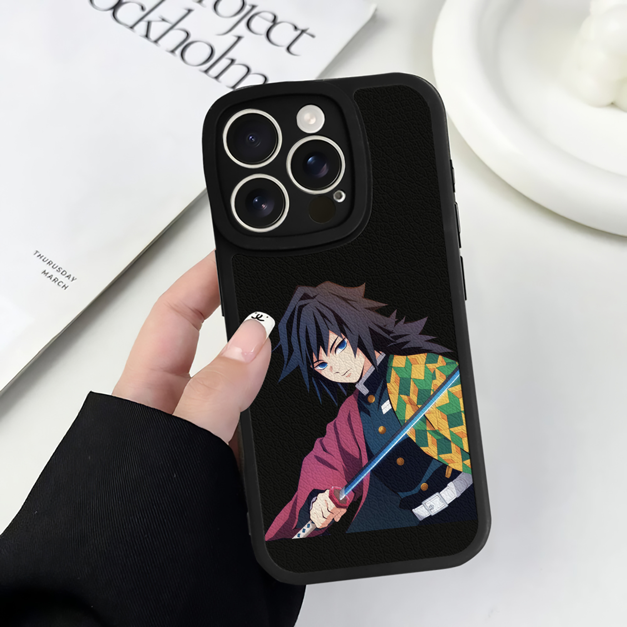 （画像用） 鬼滅の刃（きめつのやいば）水柱-冨岡 義勇／とみおか ぎゆう Tomioka Giyuu 【iPhone 16シリーズ対応】シリコンスマホケース（レザー調） 材質：シリコン